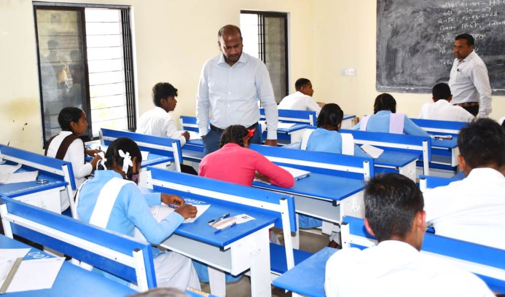 कलेक्टर ने दसवीं बोर्ड परीक्षा केन्द्रों का किया आकस्मिक निरीक्षण