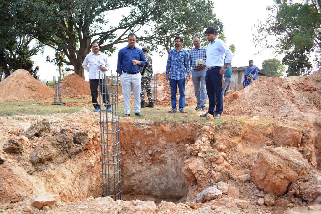 कलेक्टर ने किया गोठान व सडक़ निर्माण कार्य निरीक्षण