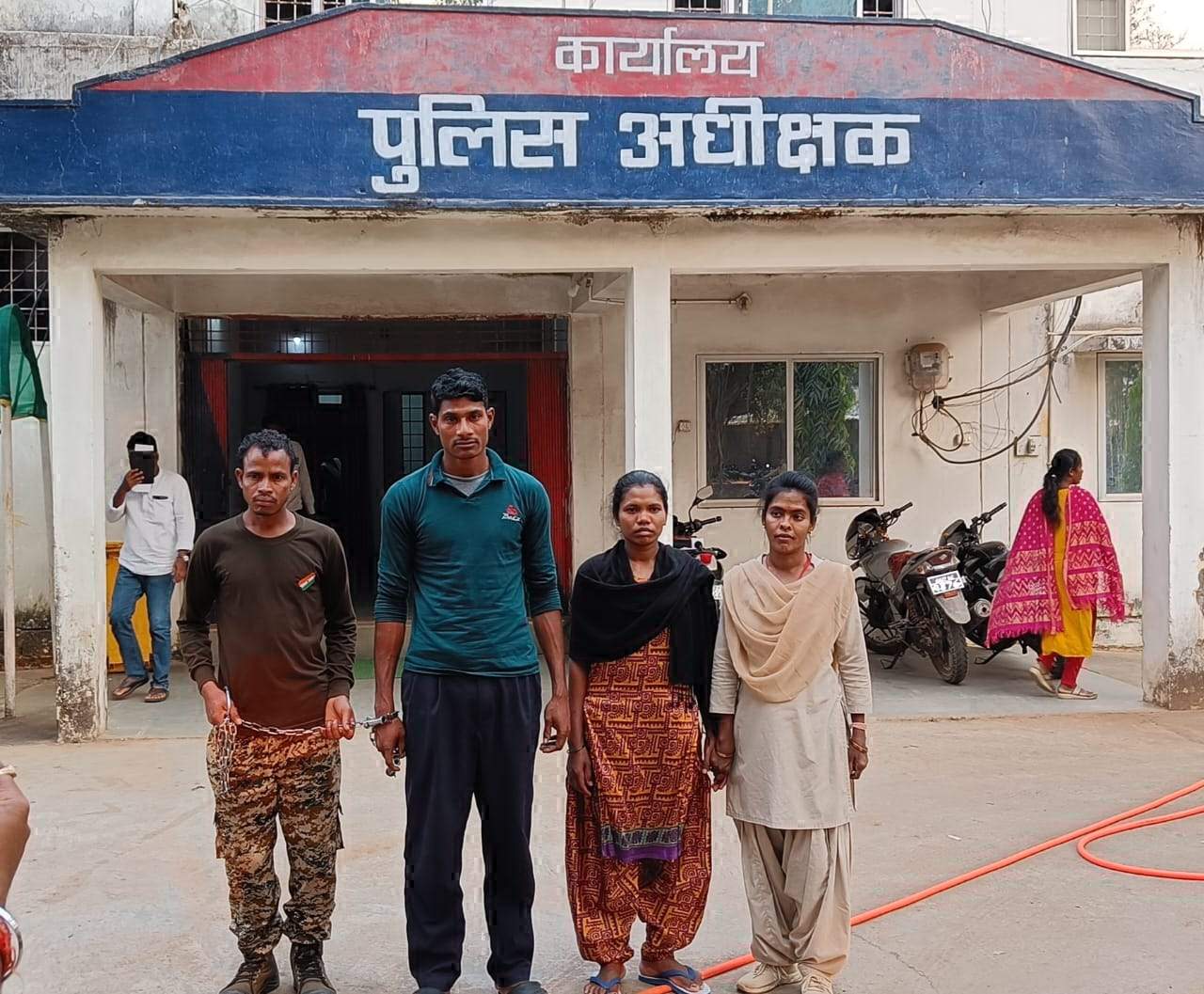 मुठभेड़ में दो इनामी नक्सली गिरफ्तार