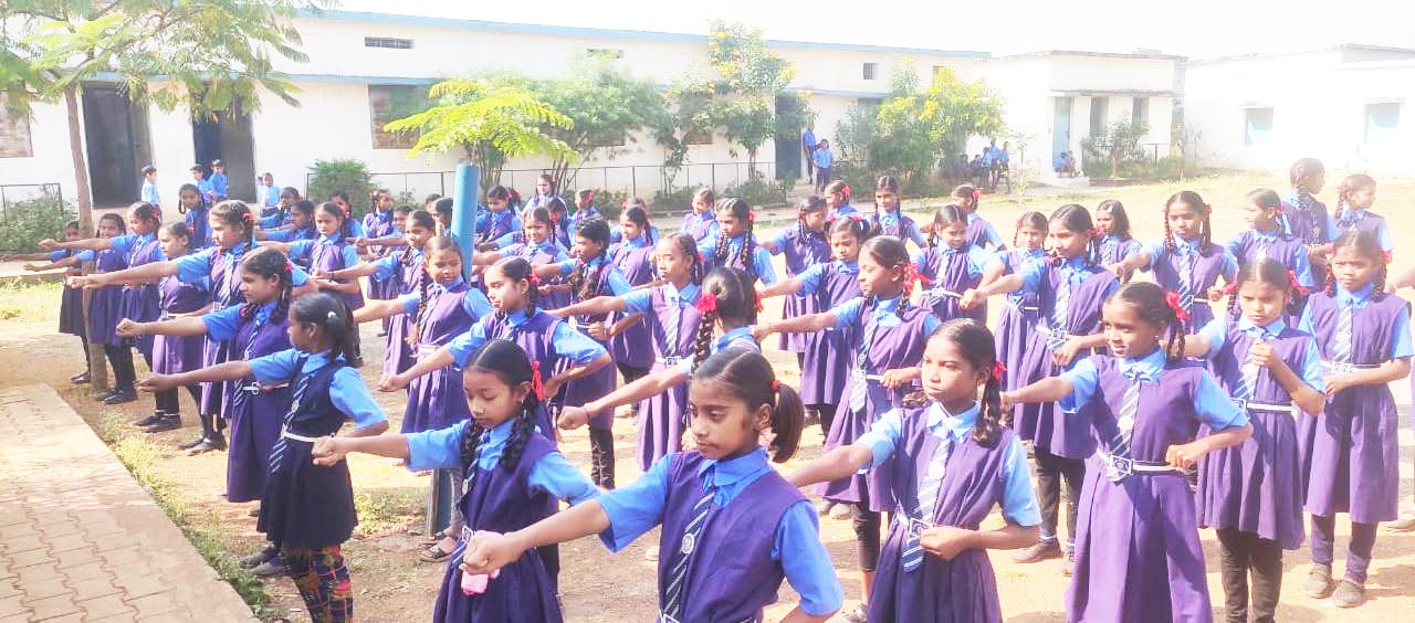 बालिकाओं को कराटे का प्रशिक्षण आत्मरक्षा के सीख रहे गुर