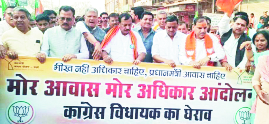 विधायक कार्यालय घेरने पहुंचे भाजपाइयों को 200 मीटर पहले ही बेरिकेट्स लगाकर रोका 