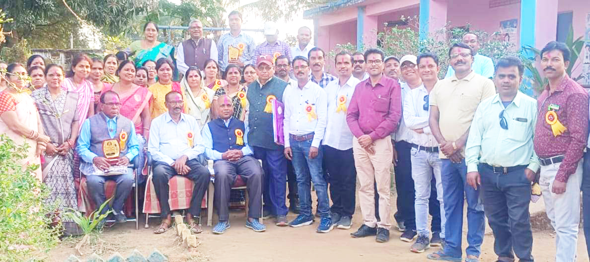 प्रधानपाठक को सेवानिवृत्ति पर विदाई 