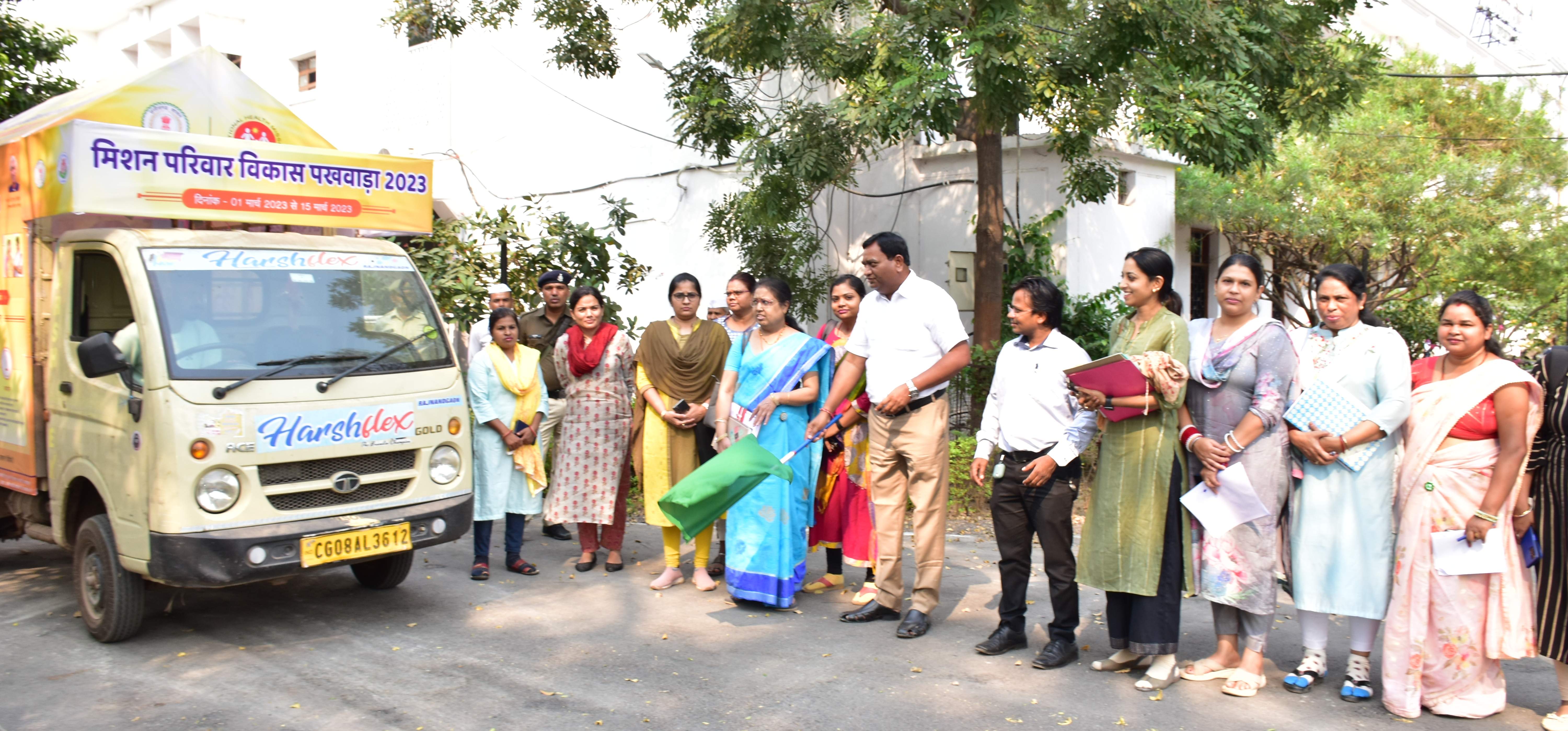 कलेक्टर ने रथ को हरी झंडी दिखाकर किया रवाना 