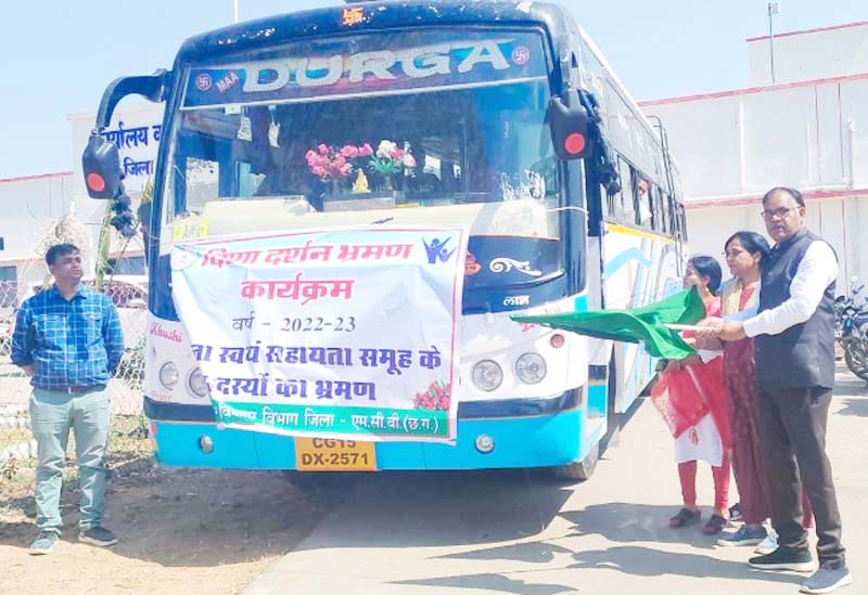 कलेक्टर ने हरी झंडी दिखाकर महिलाओं को राजधानी रवाना किया