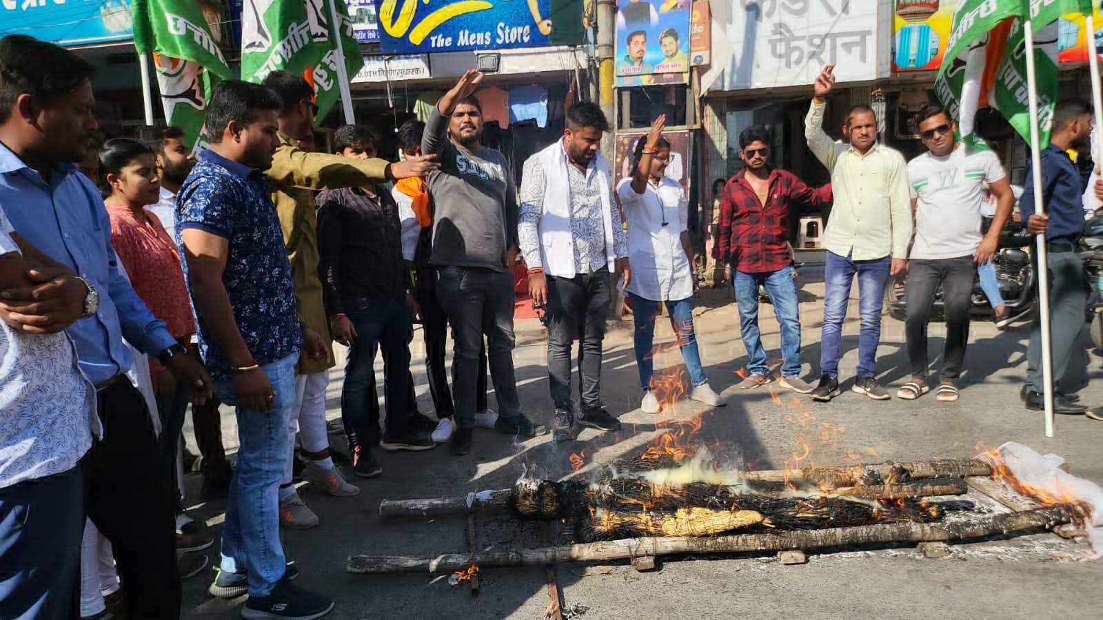 महंगाई के विरोध में कांग्रेसियों ने पीएम का पुतला फूंका