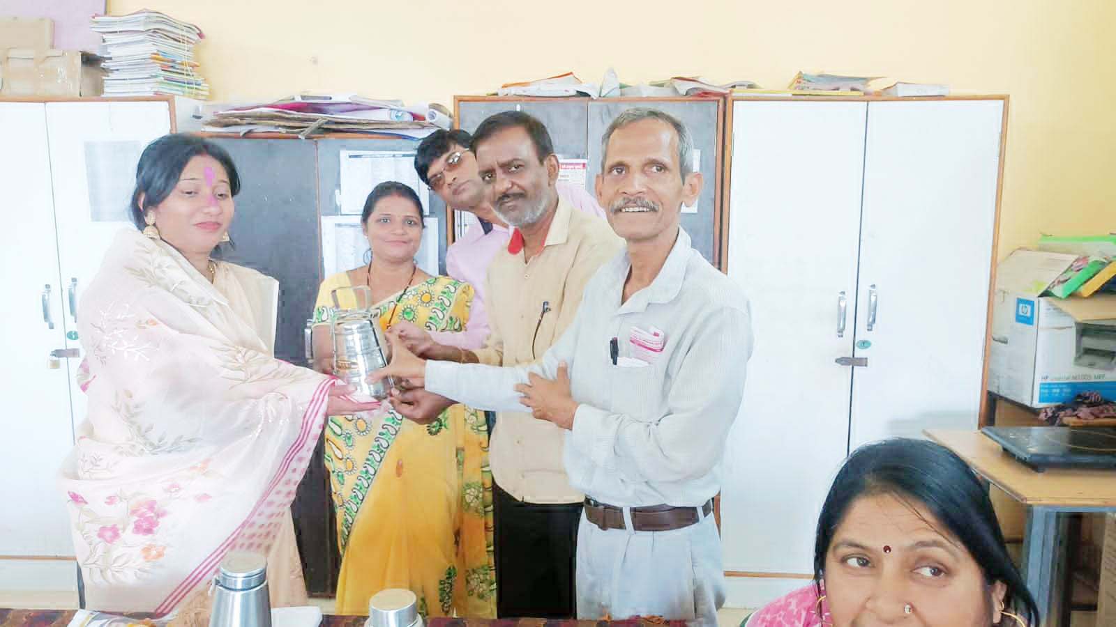 व्याख्याता देशमुख को शाला परिवार ने दी विदाई व्याख्याता देशमुख को शाला परिवार ने दी विदाई