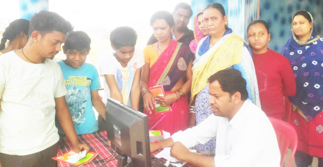 आयुष्मान कार्ड बनवाने उमड़ी भीड़