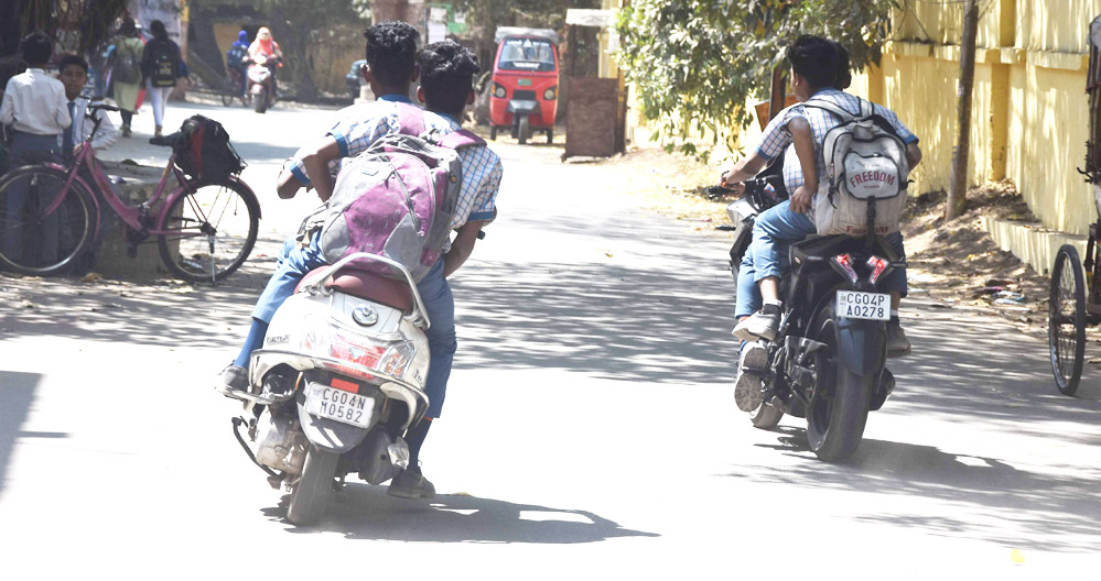 स्कूली बच्चों की बाईक पर फर्रराटे