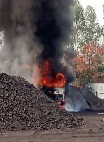 हाईटेंशन तार की चपेट में कोयला लदे हाइवा में लगी आग, चालक की मौत, जांच शुरु