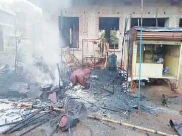 होटल में आग बुझाने के दौरान सिलेंडर में ब्लास्ट, दमकलकर्मी घायल होटल में आग बुझाने के दौरान सिलेंडर में ब्लास्ट, दमकलकर्मी घायल