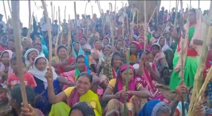 एल्युमिनियम प्लांट खुलने की सुगबुगाहट पर लाठी-डंडे से लैस सैकड़ों ग्रामीणों का प्रदर्शन