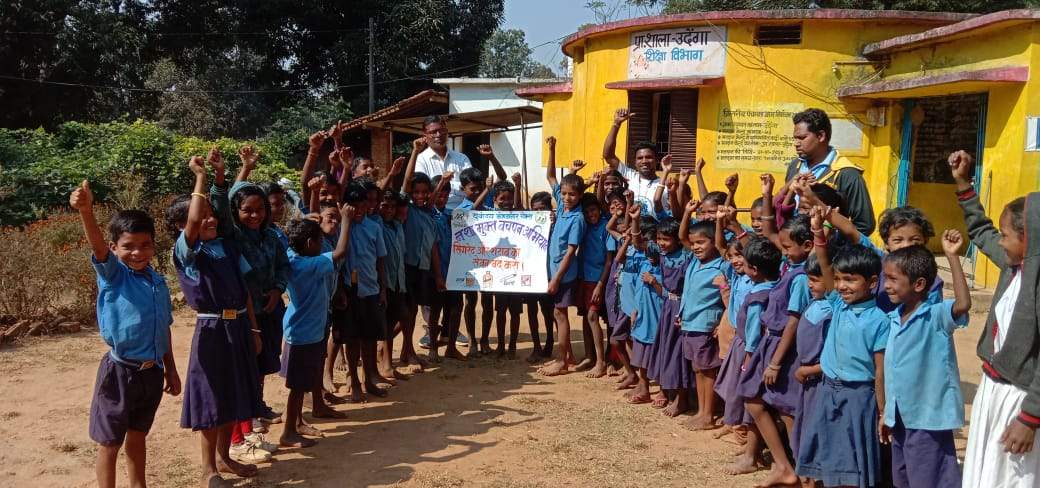 स्कूली बच्चों एवं युवाओं को नशामुक्ति के लिए कर रहे हैं प्रोत्साहित स्कूली बच्चों एवं युवाओं को नशामुक्ति के लिए कर रहे हैं प्रोत्साहित