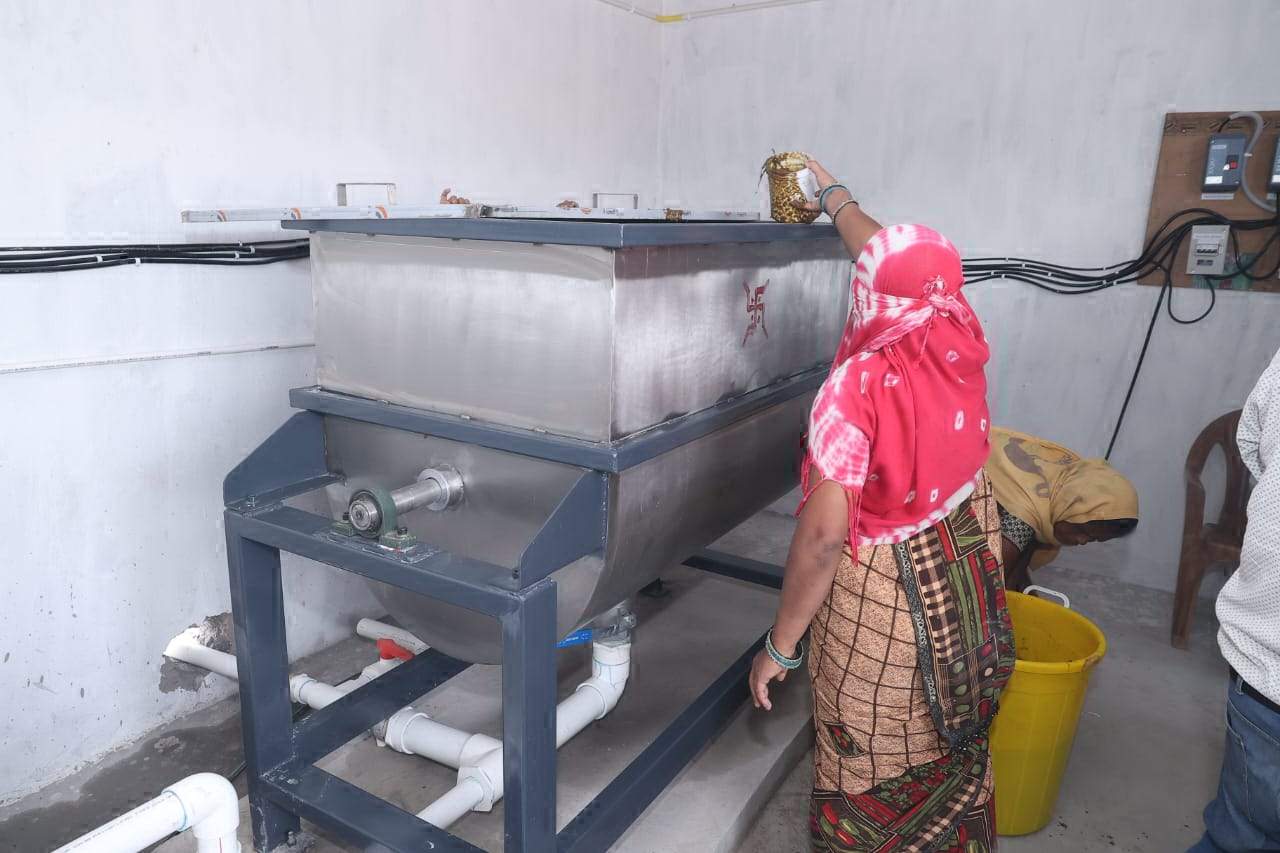 सरकारी भवनों के रंग रोगन के लिए गोबर से बना पेंट बनकर हुआ तैयार