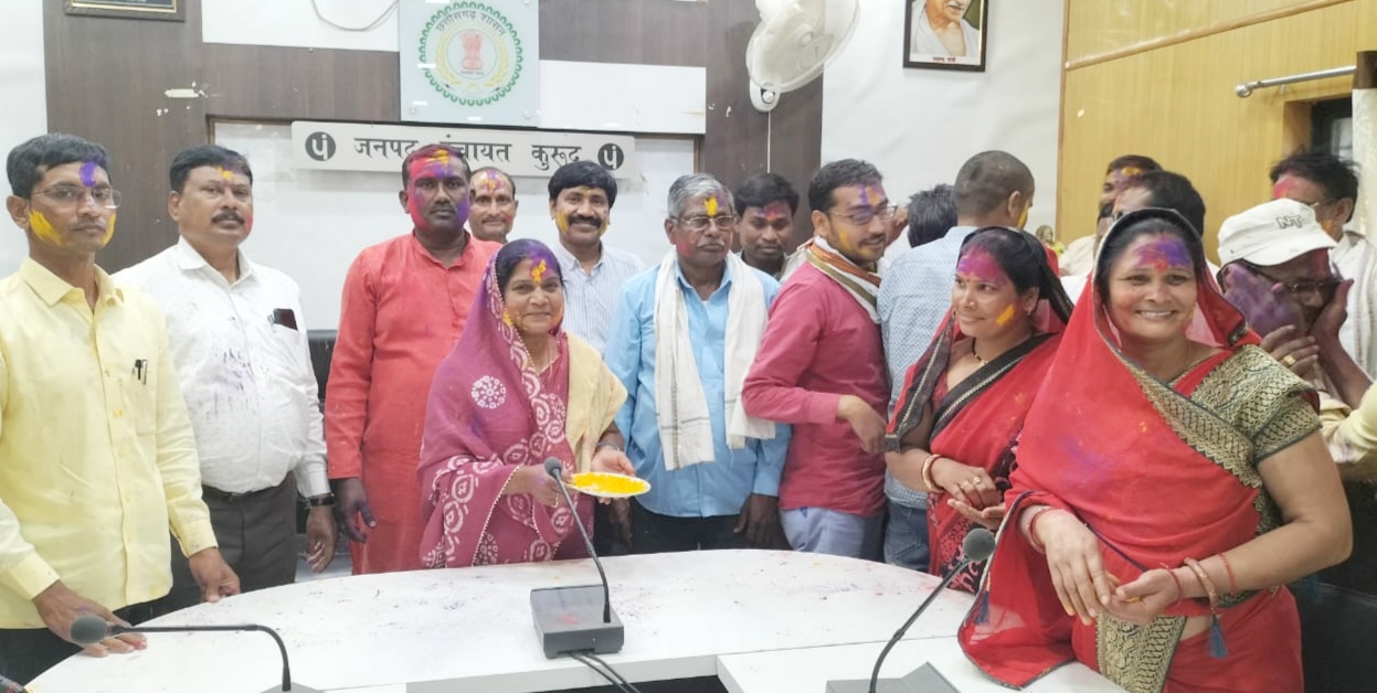 जनपद में जनप्रतिनिधियों ने खेली होली