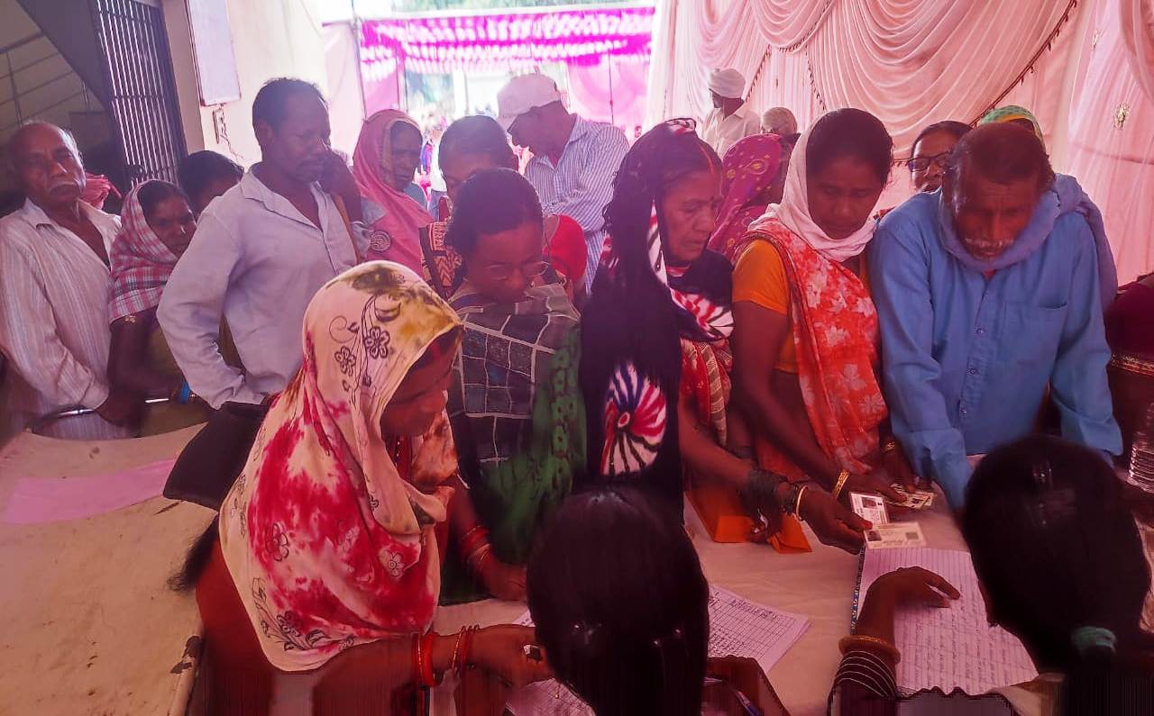 आमगांव-चारभाठा में हर्बल गुलाल का वितरण