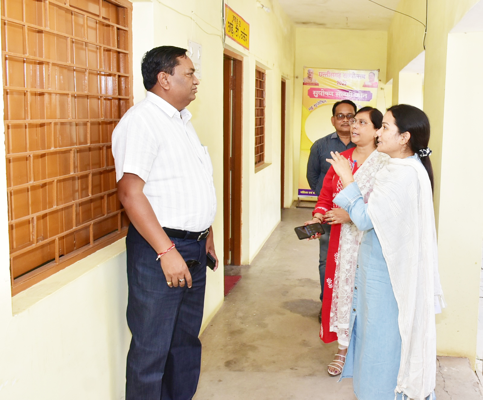कलेक्टर ने किया सखी वन स्टाप सेंटर का निरीक्षण