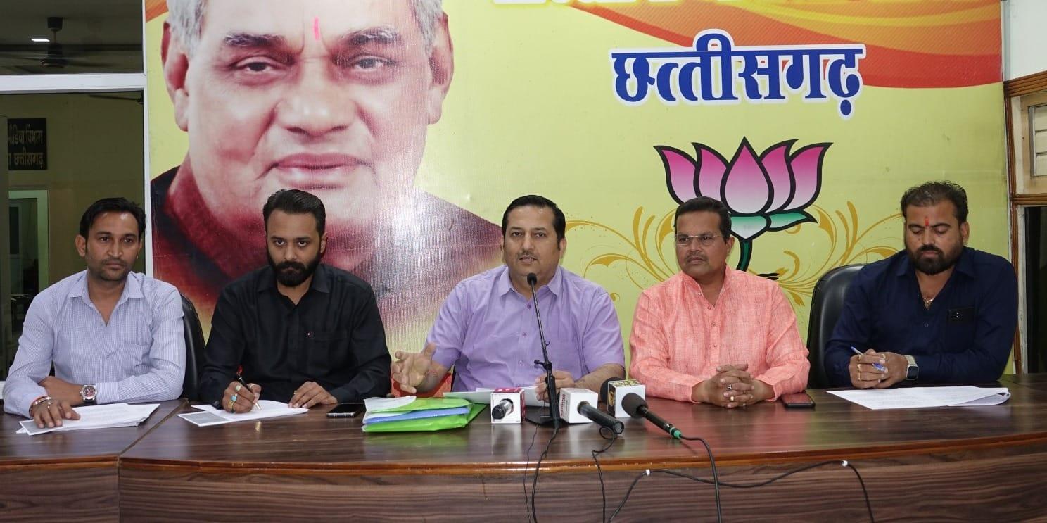 सडक़ गड्ढा घोटाला बिना पैचवर्क के ही पैसा हजम कर बैठे अफसर