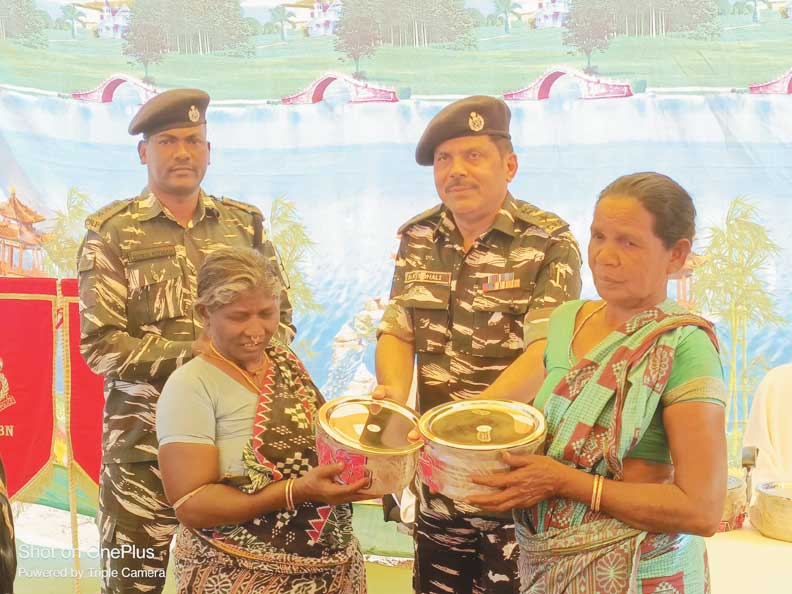 सिविक एक्शन कार्यक्रम: ग्रामीणों को बांटे सामान सिविक एक्शन कार्यक्रम: ग्रामीणों को बांटे सामान
