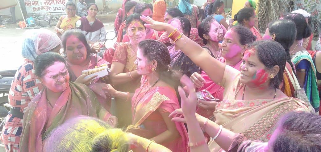 होली पर सीएम का तोहफा, आंगनबाड़ी कर्मियों -सहायिकाओं ने रंग गुलाल उड़ाए