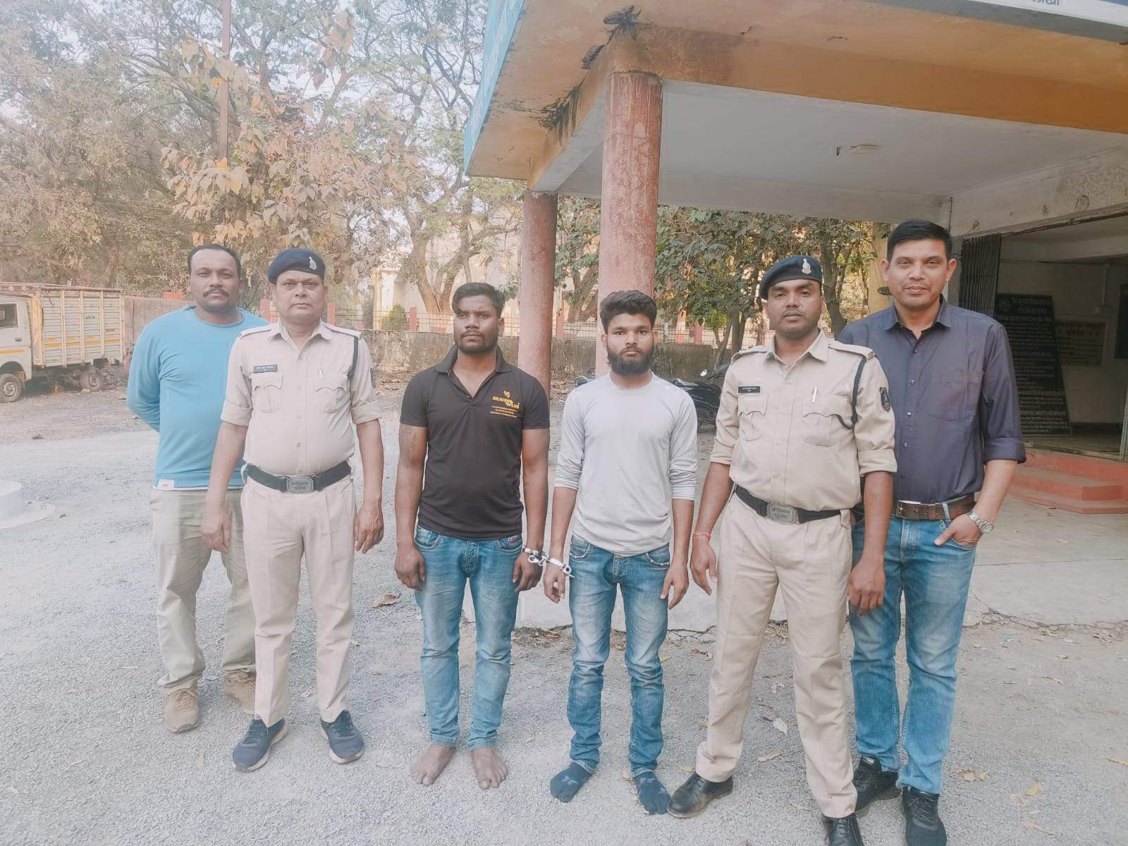 चोरी की मोबाइल इस्तेमाल करते दो पकड़ाए, गिरफ्तार