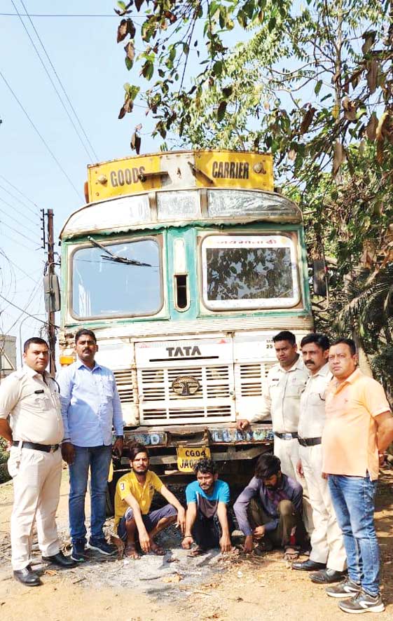  पेट्रोल पंप पर खड़ी ट्रक चुराने वाले तीन गिरफ्तार