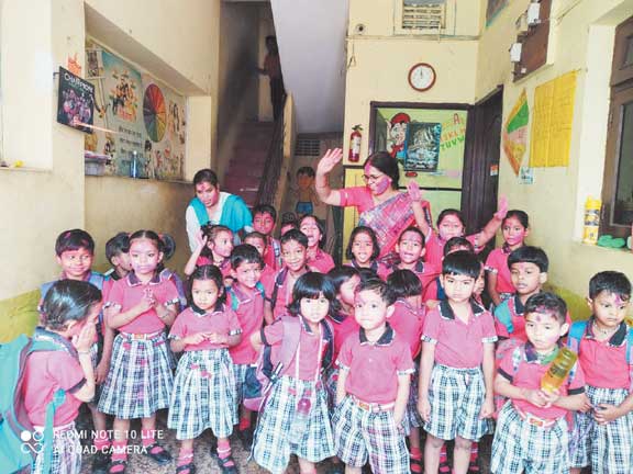 कृष्णा किंडरगार्टन स्कूल में होली धूमधाम से मनी