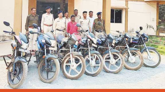 बाइक चोरी का आरोपी पकड़ाया, 7 गाड़ी बरामद