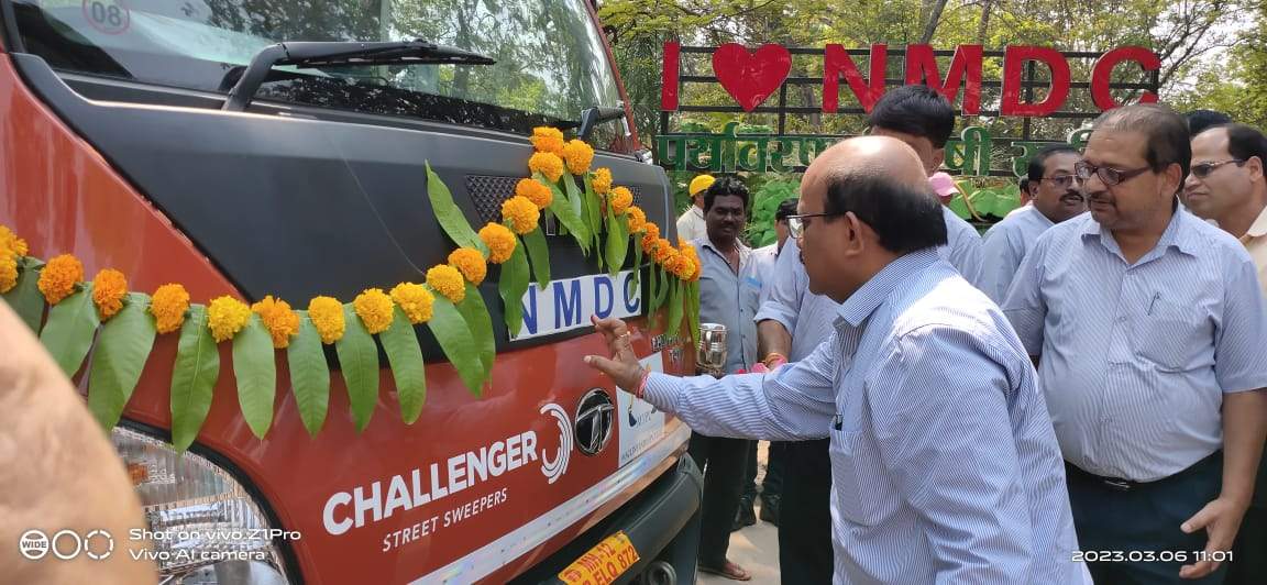 एनएमडीसी बचेली में स्वचलित सफाई मशीन का शुभारंभ 