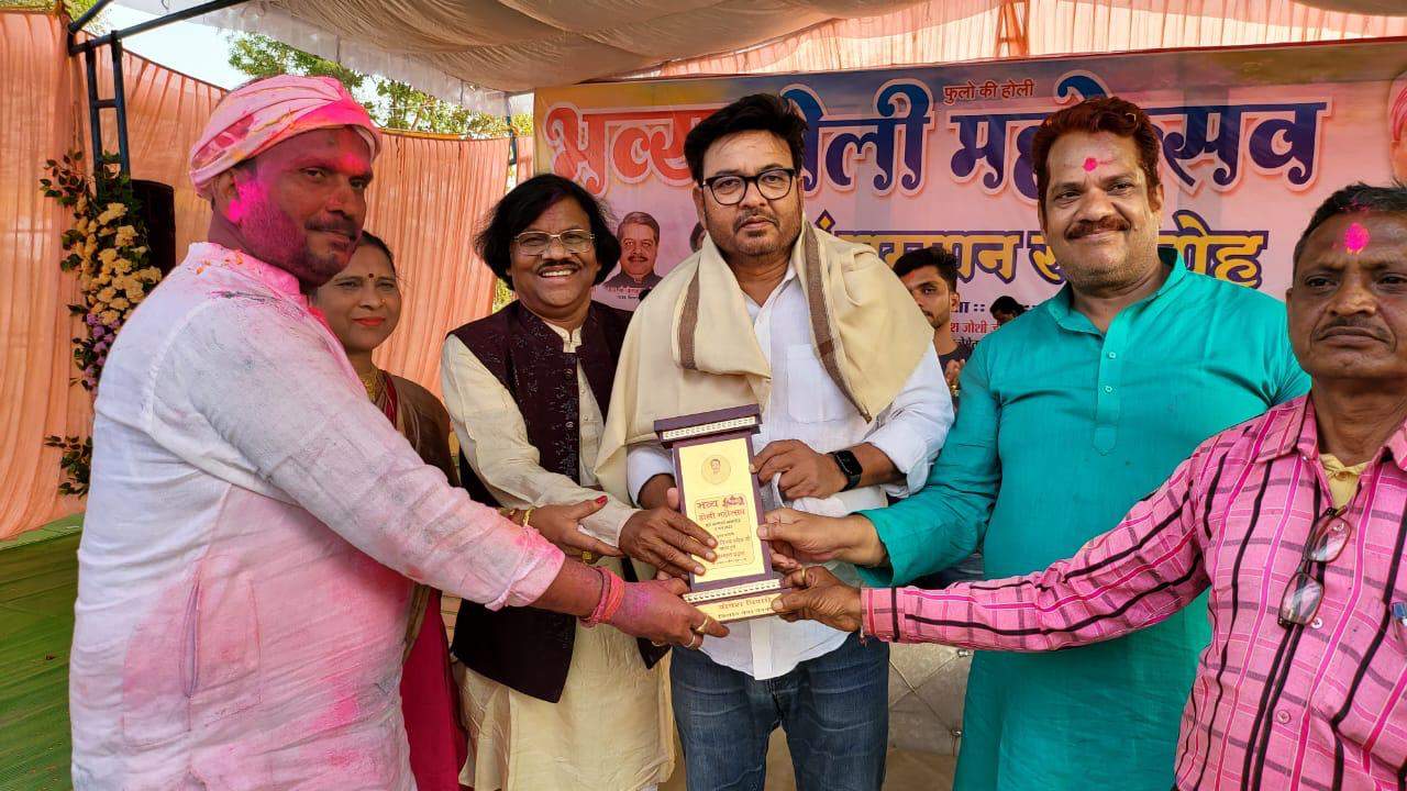 होली मिलन समारोह और कलाकारों का हुआ सम्मान होली मिलन समारोह और कलाकारों का हुआ सम्मान