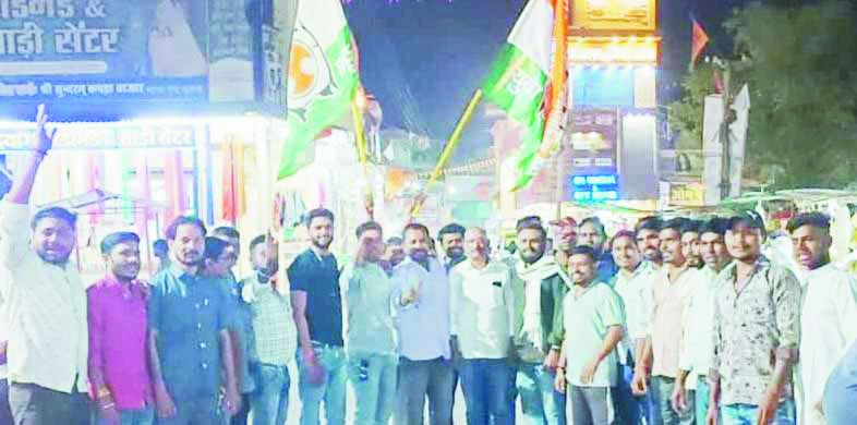 कुरुद में युंकाइयों ने बजट के स्वागत में आतिशबाजी कर बांटी मिठाई