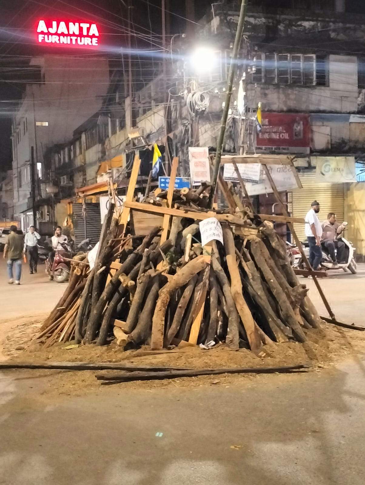 होलिका दहन की पूर्व संध्या बाजार में उमड़ी भीड़