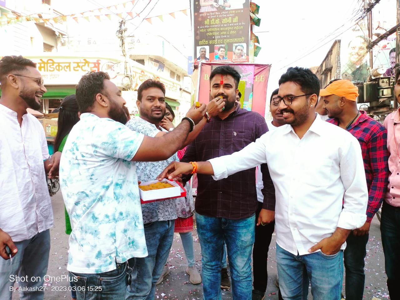 युवा कांग्रेस ने पटाखा फोड़ व मिठाई बांटकर मनाया जश्न