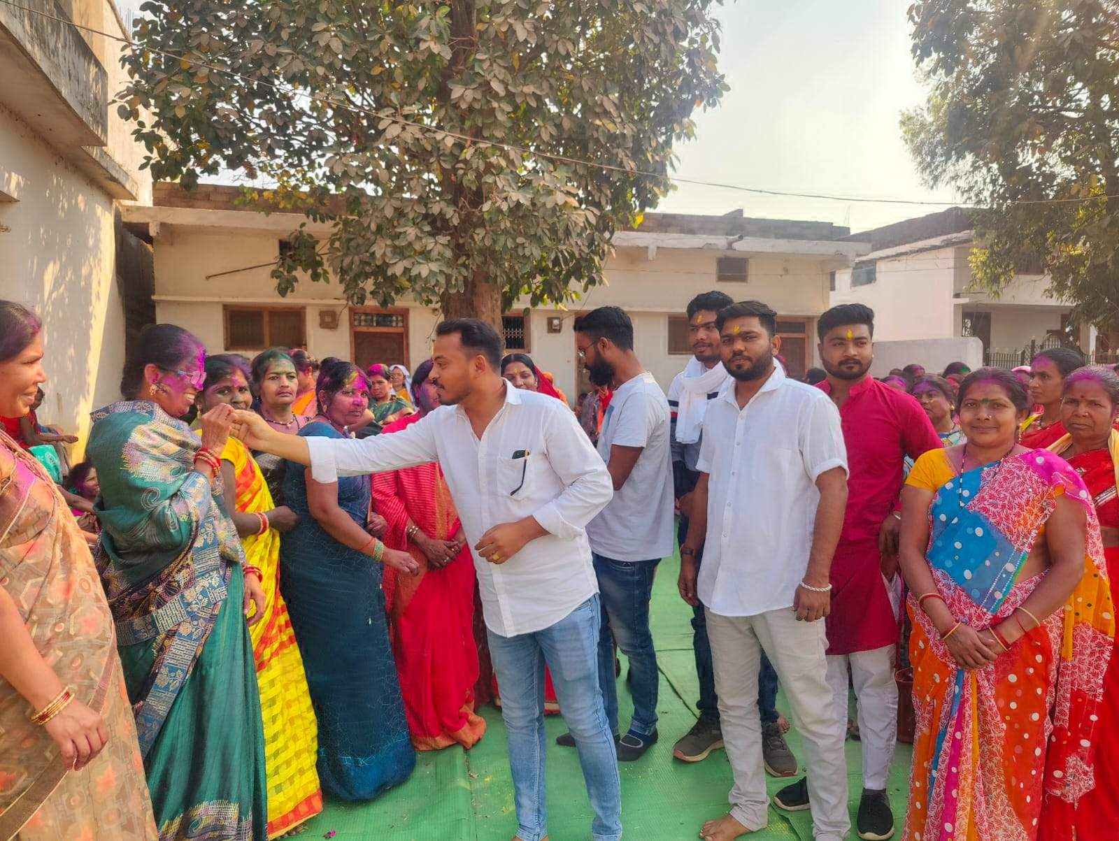 आंबा कार्यकर्ताओं की मांग पूरी होने पर धरना स्थल पहुंच युवा कांग्रेसियों ने मिठाई खिलाई