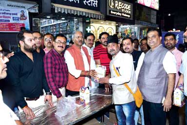 सिंधी काउंसिल ने चार दिनों तक बांटा नि:शुल्क रंग गुलाल