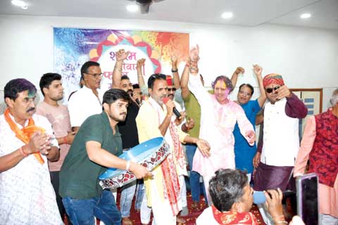 अपने क्षेत्र के कई इलाकों में होली मना रहे विकास