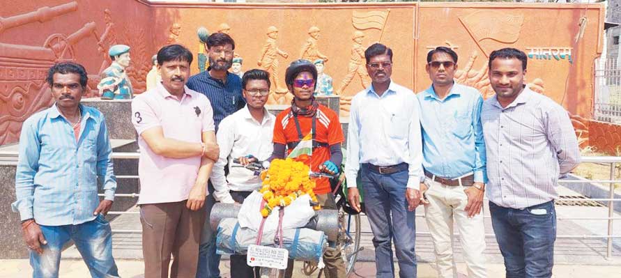 सायकल से भारत भ्रमण कर घर लौटे योगेश का स्वागत