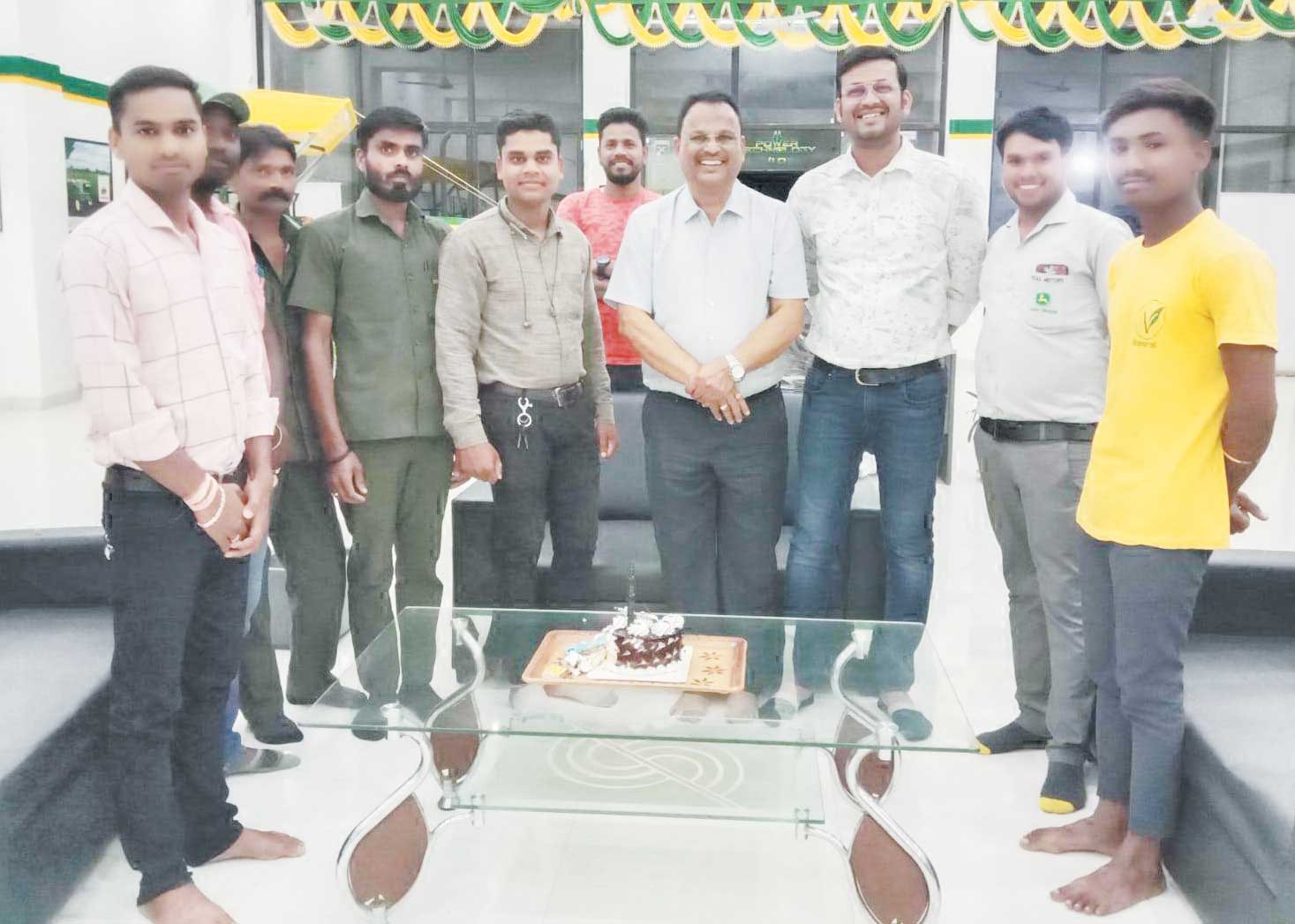 श्याम अग्रवाल के जन्म दिवस पर दी बधाई श्याम अग्रवाल के जन्म दिवस पर दी बधाई