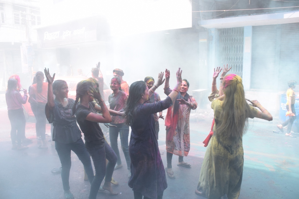 रंग-गुलाल में सरोबार रहे लोग मस्ती में झूमे