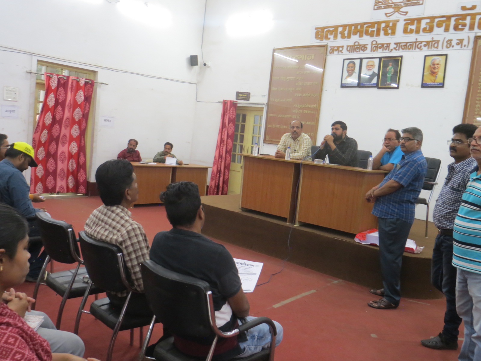 अनाधिकृत भवनों की आयुक्त ने की समीक्षा