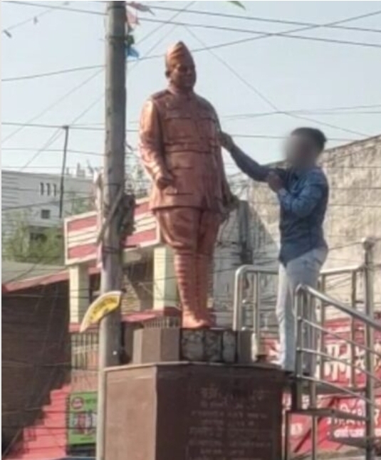 नशे में धुत नाबालिग ने नेताजी की प्रतिमा का किया अपमान, बाद में पूजा कर माफी मांगी