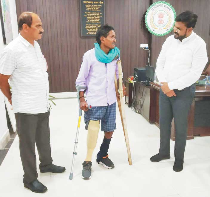 खुद के पैरों पर चलकर कलेक्टर को आभार देने आया दिव्यांग परेटन निषाद