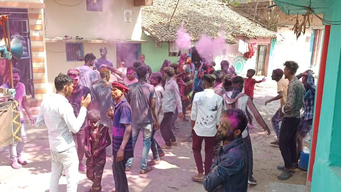 लोगों ने उत्साह से मनाई होली, बांटी खुशियां
