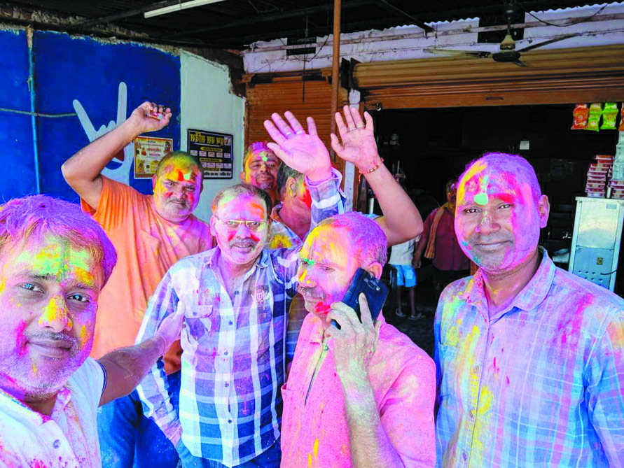 होली की रही धूम, उड़े रंग-गुलाल होली की रही धूम, उड़े रंग-गुलाल