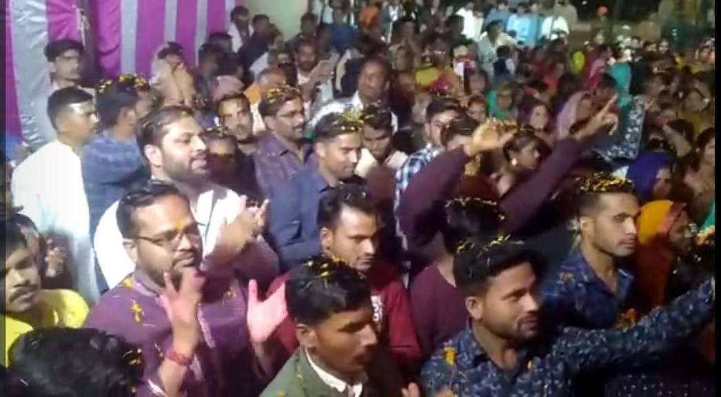 फूलों की होली में भक्ति  रस में झूमे श्रद्धालु 