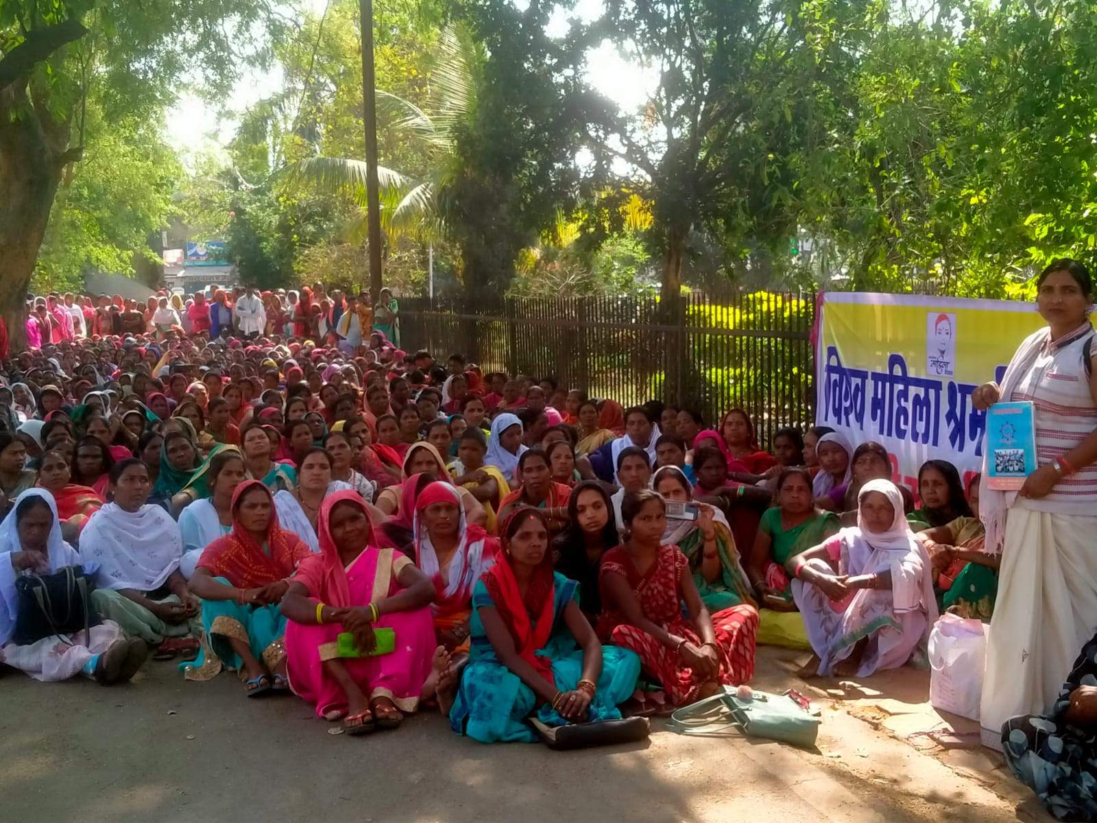 मध्यान्ह भोजन रसोईयों ने लंबित मांगों को लेकर की आवाज बुलंद, सीएम के नाम सौंपा ज्ञापन