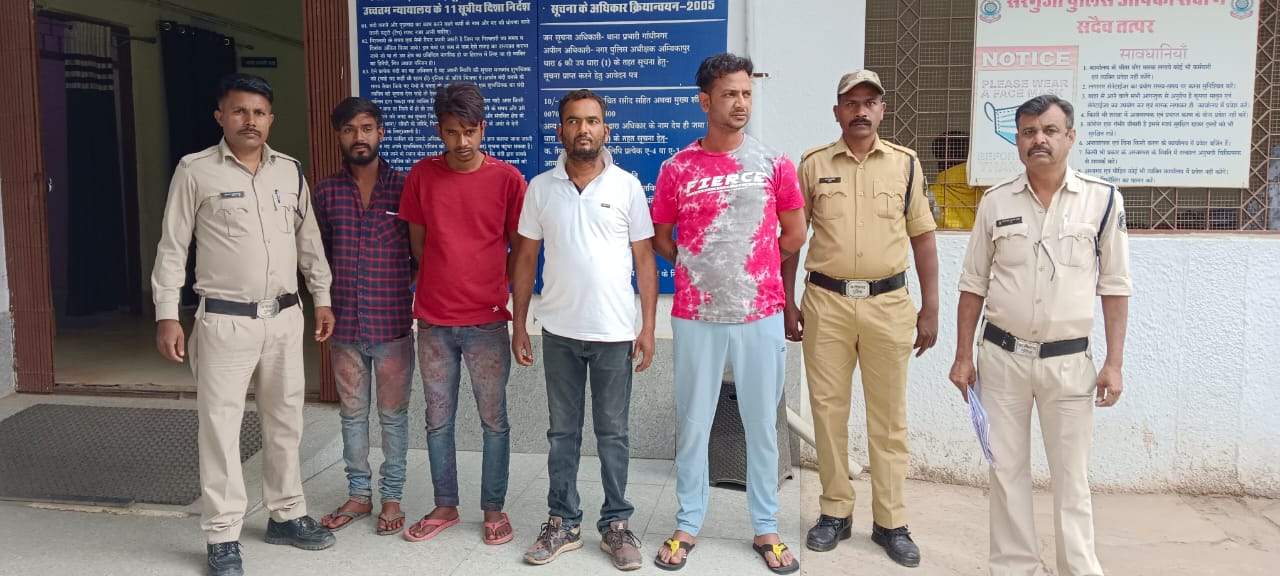 सडक़ जाम कर हुड़दंग कर रहे युवकों को मना करने गए सिपाहीसे मारपीट, 4 गिरफ्तार