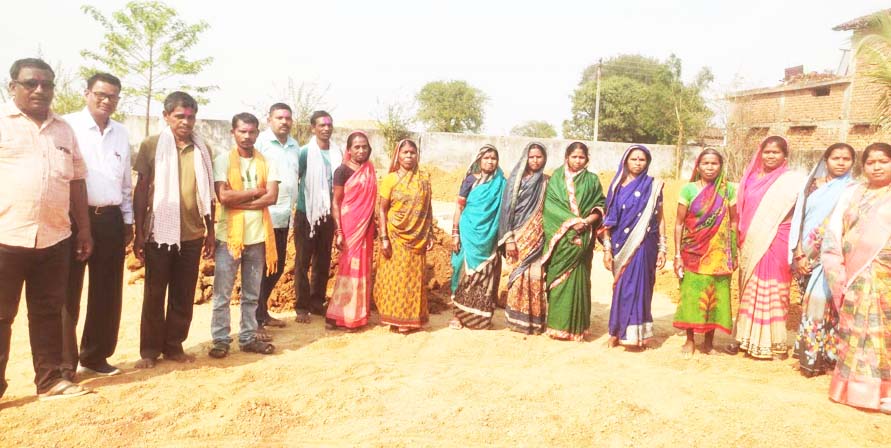 सामतरा स्कूल खेल मैदान समतलीकरण जन सहयोग से