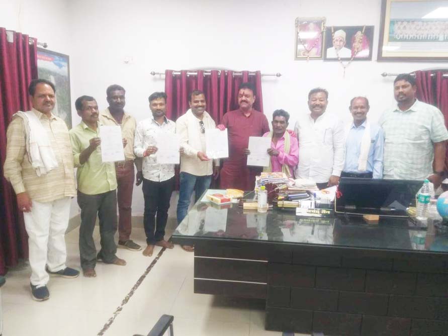 ग्रामीणों को विधायक जैन ने दिया वनाधिकार पट्टा