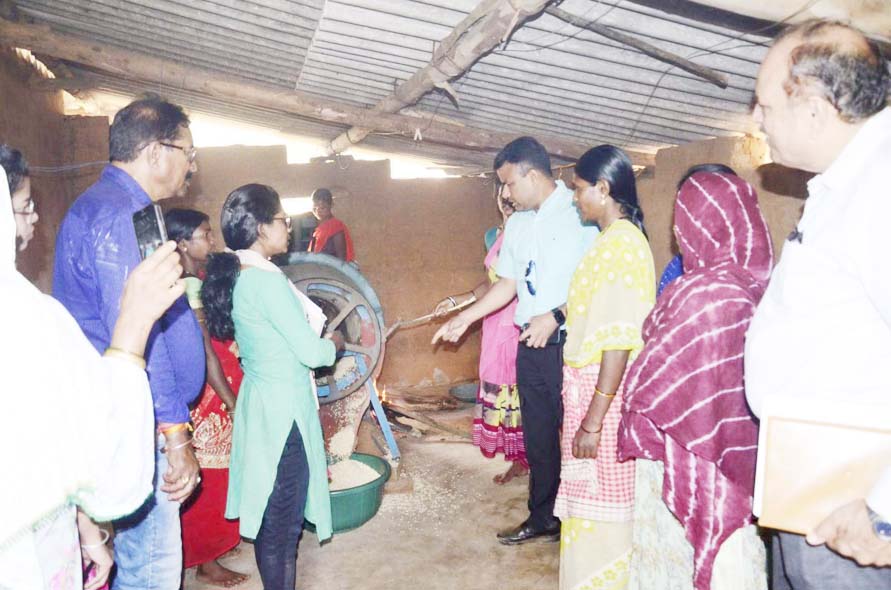 उचित मूल्य की दुकानों में निरीक्षण के दौरान बोरियों में मिला कम चावल