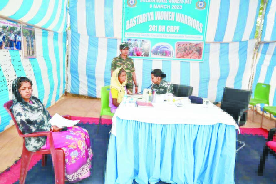 अफसरों ने गांव की महिलाओं को किया जागरूक